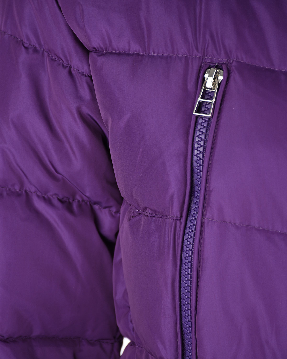 В шкафу висят две куртки одна куртка фиолетового цвета другая зеленого