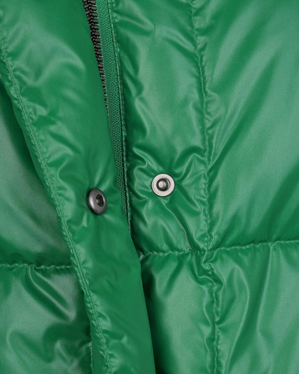 зеленое стеганое пальто